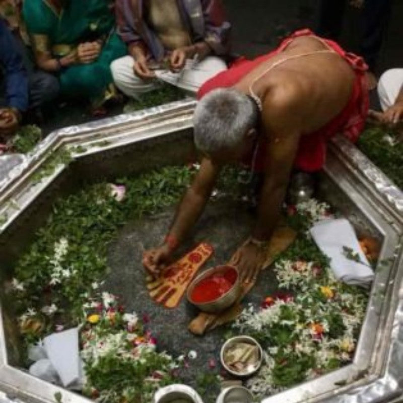 Tulsi Aarti Chadava - Shri Vishnupad Temple, Gayaji, Bihar - my3ioNetra